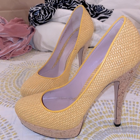 GUCCI 💛 Yellow Bumblebee Heels Vintage Pinup Woven Cork Pumps Summer Stilettos - Picture 9 of 15